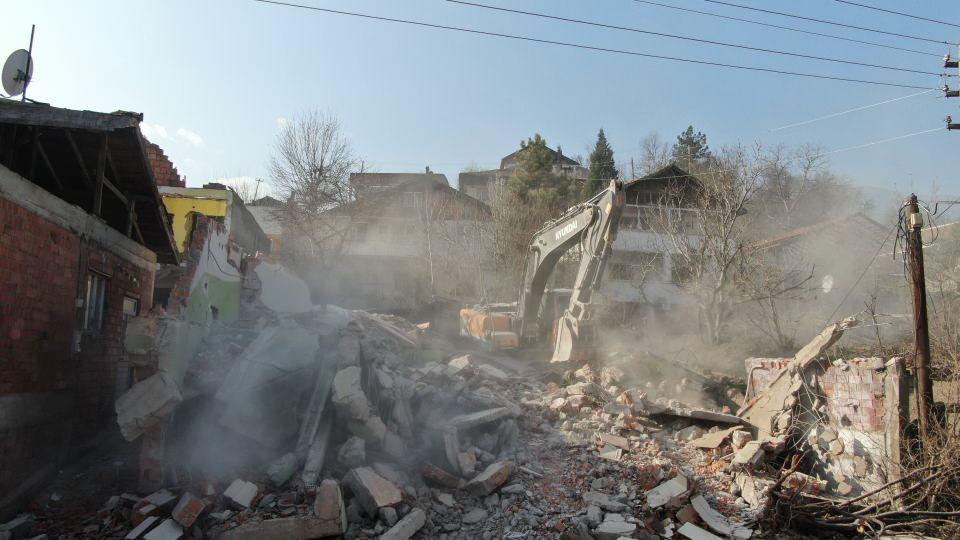 <p>İhlas Haber Ajansı (İHA) muhabirine konuşan Mahalle Muhtarı Hüseyin Yavuz Karagöz, "Soğuksu Mahallesi Kentsel Dönüşüm Projesi 3. Etap çalışmaları başladı. Yıkımlarımız devam ediyor amacımız hızlı bir şekilde yıkıp hemen ihalesini yapıp, yeni projemiz olan 530 konutlu projemize başlamak. </p>
