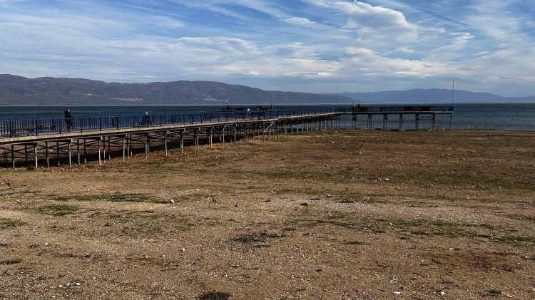 <p>Kıyıdan 400 metre çekilen İznik Gölü günden güne kötüye gidiyor. Gölün en büyük iskelesi ise tamamen karada kaldı.</p>
