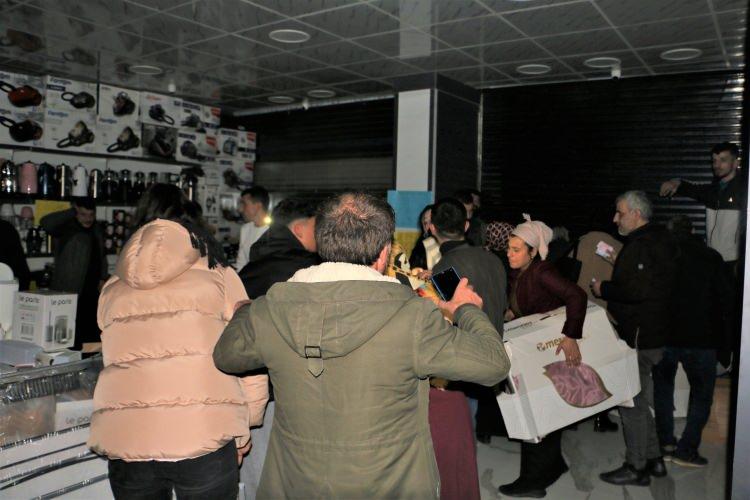 <p>Diyarbakır’da çeyizlik ürünleri satan bir mağazanın yeni yıl için düzenlediği kampanya izdihama neden oldu. İşletmeci yoğunluk yaşanmasın diye gece kampanyayı başlattı, karşılaştığı manzarayla şoke oldu.</p>
