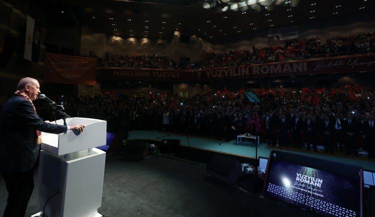 <p>"Türkiye Yüzyılı derken sadece Cumhuriyetimizin ilk asrı geride bırakıp yeni asra girmesini anlatmıyoruz." diyen Cumhurbaşkanı Erdoğan, "Türkiye Yüzyılı'nın asıl manası, her karış toprağı ve her bir vatandaşıyla ülkemizi ortak hayallerimize kavuşturacak vizyonu ifade ediyor olmasıdır. Bunun için diyoruz ki; Türkiye Yüzyılı kendini bu ülkeye ait hisseden herkese aittir, herkesi kucaklar, herkesin ortak malıdır. Daha açık bir ifadeyle Türkiye Yüzyılı, AK Parti'nin veya Cumhur İttifakı'nın değil, 81 vilayeti ve 85 milyon vatandaşıyla bu ülkenin tamamının hedeflerinin adıdır. Biz sadece bu kutlu davanın bayraktarlığına, sancaktarlığına talibiz. Bizden önce bu davaya ömrünü adayan nice büyüklerimiz geldi geçti. Ama şu karşımızdaki topluluk artık bu işin sahibi oldu." şeklinde konuştu.</p>

<p> </p>
