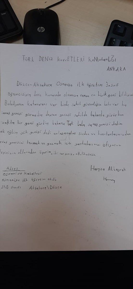 <p><strong>"Hamza'yı bizler de subay olarak görmek isteriz" </strong></p>
<p>Baba Haki Albayrak da mektup yazma fikrini duyduğunda şaşırdığını ve çocuğuna destek olduğunu dile getirdi. Oğlunun daha önce AFAD ve Türk Hava Kuvvetlerine de mektup yazdığını aktaran Albayrak, "Onlardan da dönüşler geldi. Askeriyeyi seviyor. Duyguları o yönde. Biz şaşırdık dönüş olunca. Ereğli'deki Deniz Kuvvetlerinden Hamza'yı, arkadaşlarını ve eşimi almaya araç yolladılar ve savaş gemisine götürdüler. Hamza'nın ileride destekçisi olacağız. Hangi yöne gitmek istiyorsa o yönde devam edeceğiz. Hamza'yı bizler de subay görmek isteriz." ifadelerini kullandı.</p>
