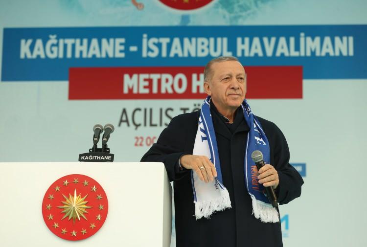 <p>Erdoğan açılış konuşmasında <strong>'Siz şimdi müjde bekliyorsunuz değil mi?' </strong>diyerek havalimanı metrosunun 1 ay boyunca ücretsiz olarak kullanılabileceğini duyurdu. 22 Ocak'ta gerçekleştirilen törenle metro hattı hizmete açıldı.</p>
