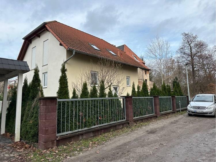 <p><strong>HOUSE OF ONE'IN KURUCU ORTAĞI</strong></p>
<p>15 Temmuz darbe girişimi sonrasında Fetullahçı Terör Örgütü (FETÖ), Almanya'yı merkez üs olarak belirledi. Yaklaşık 10 Bin FETÖ mensubu Almanya'ya iltica talebinde bulundu. Alman Friedrich-Ebert-Vakfı bursuyla Dortmund Üniversitesi'nde Kentsel Sosyoloji Mekânsal Planlama Bölümünü okuyup mezun olan Almanya doğumlu Ercan Karakoyun Alman devletiyle stratejik ilişkiler kurdu. FETÖ'nün Almanya legal örgütlenmesi için başlattığı faaliyetlerden biri ise Berlin'in en lüks merkezi Mitte'de Kasım 2013'te Diyalog ve Eğitim Vakfı (Stiftung Dialog und Bildung) Behrenstrasse 29 adresinde kar amacı gütmeyen vakıf adı altında vergiden muaf şekilde kuruldu. Kültürlerarası Diyalog Forumu (FID) eV Berlin'in kurucu üyesi ve yönetim kurulu başkanlığını da yapan Karakoyun, Avrupa'da yaşayan Müslüman gençliği kandırmaya yönelik sözde ılımlı İslam adı altında üç tek tanrılı din için ortak cami projesi olan House of One'ın kurucu ortağı ve Mütevelli Heyeti üyeliği yapıyor.</p>