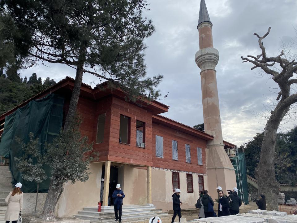<p>2020 yılında çıkan yangında büyük bir kısmı yanan tarihi Vaniköy Camii, küllerinden yeniden doğmaya hazırlanıyor. ‘Şehre Vefa’ misyonu ile restorasyonu üstlenilen Vaniköy Camii, kapılarını açmak için gün sayıyor. Yangında büyük bir kısmı yanan tarihi caminin aslına en uygun şekilde gerçekleştirilen restorasyonunun yüzde 90’ı tamamlandı.</p>
