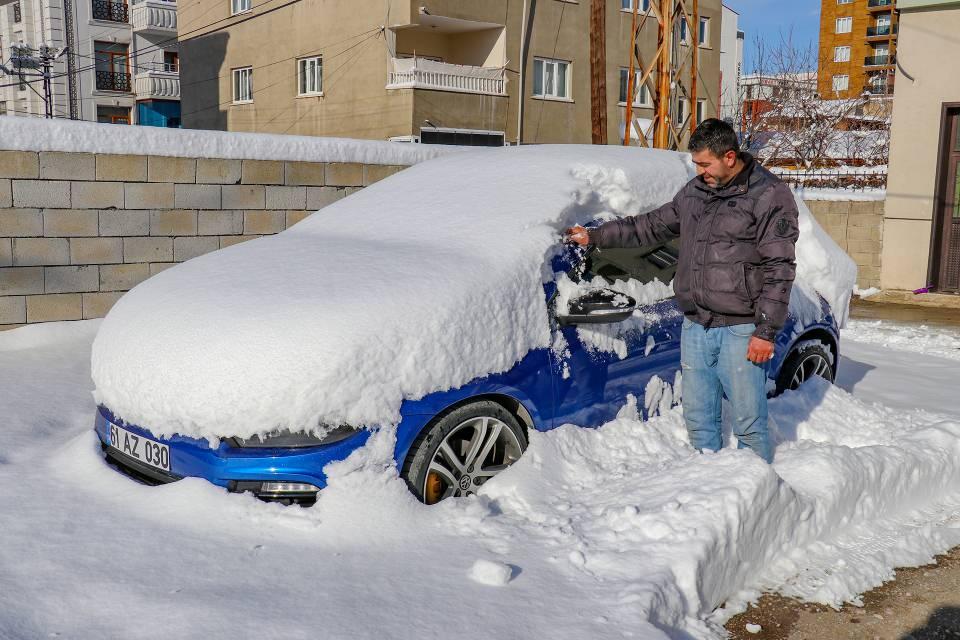 <p>Afyon Kocatepe Üniversitesi Coğrafya Bölümü İklim Bilimci Öğretim Üyesi Dr. Okan Bozyurt, kar yağışının toprak, insan ve canlılar için önemini TRT Haber’e anlattı.</p>
<p> </p>