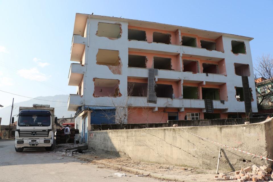 <p>Buraya başlarken öncelik insanların yaşam kalitesini artırmak dedik. Evler çok eski yeni evler var ama yüzde 85'i eski. Tek tek anlaştık, istemeyen de oluyor ancak isteyen kısım çok olduğu için bu işe başladık. Mahalle sakinlerimizle uzun istişareler yaptık" dedi.<br />
 </p>
