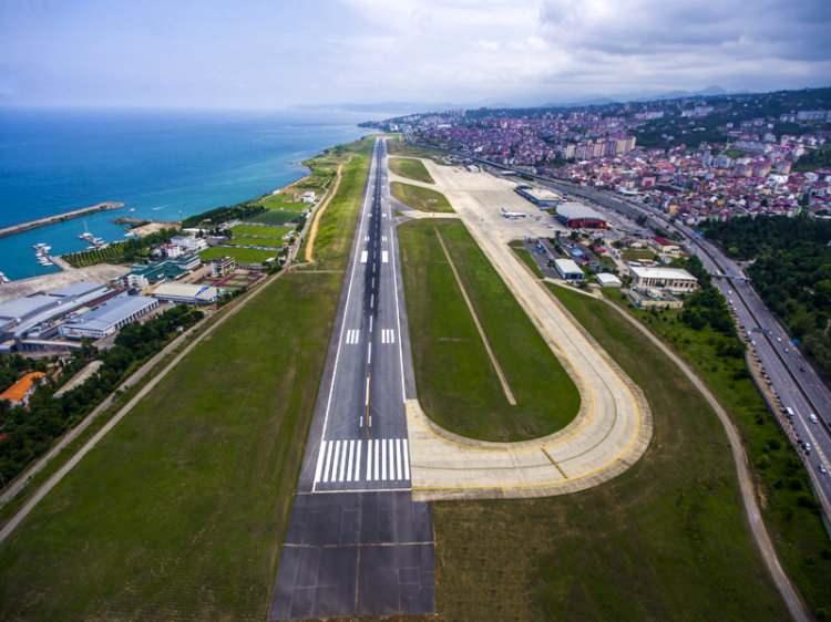 <p>Ankara- Trabzon seferini yapan, Pegasus Havayolları'na ait, PC 8622 sefer sayılı, 'Zeynep' isimli Boeing 737-800 tipi yolcu uçağı, 13 Ocak 2018'de, Trabzon Havalimanı'na iniş yaparken, pistin kuzey yönünde deniz tarafına yöneldi. İniş takımları balçığa saplanan uçak, denize 25 metre kala durabildi. Uçaktaki 162 yolcu ve 6 kişilik mürettebat, ekiplerin müdahalesi ile tahliye edildi. Uçuş trafiğine kapatılan Trabzon Havalimanı'nda uçak için kurtarma çalışması yapıldı. 500 ve 350 tonluk 2 vinçle 100 kişilik ekibin 20 saat süren çalışmasıyla bulunduğu yerden çıkarılan uçak, havalimanında güvenli bölgeye çekilerek, sigorta şirketi ile uzman ekipler tarafından teknik incelemeye alındı. Uçağın bir daha uçamayacağına karar verilmesi üzerine Yomra Belediyesi'ne tahsis edilen uçağın restorana dönüştürülmesi planlandı. Uçak, yüklendiği TIR'la 29 Eylül 2018’de Yomra ilçesindeki pazar alanına götürüldü.</p>
