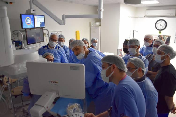 <p>Eskişehir Osmangazi Üniversitesi (ESOGÜ) Sağlık, Uygulama ve Araştırma Hastanesi'nde tiroit bezlerinde nodül bulunan hastalara uyguladıkları girişimsel radyoloji tedavileriyle dikkati çeken doktorlar, yurt dışından gelen meslektaşlarına deneyimlerini aktarıyor.</p>