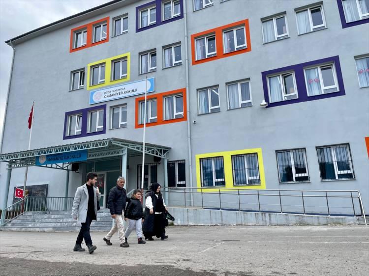 <p>Babasıyla arasında geçen diyaloğa değinen Albayrak, şunları kaydetti:</p>
<p> </p>
<p> "Babama, 'Bak, savaş gemisi' dedim. Babam da bana 'Yok oğlum, o yük gemisi' demişti. Ben de Deniz Kuvvetleri Komutanlığına mektup yazmayı düşündüm ve yazdım. Mektubun ardından bizi almaya geldiklerinde çok mutlu oldum ve heyecanlandım. Bizi çok güzel ağırladılar, yemek yedirdiler, gemiyi gezdirdiler. Geminin topu baya büyüktü ve mermisi de büyüktü. Denizci abilerimle bu işe ne zaman başladınız diye konuştum." Albayrak, ziyaretten çok etkilendiğini belirterek, ileride asker ya da pilot olmak istediğini sözlerine ekledi.</p>