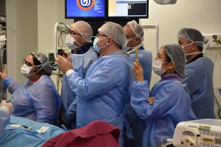 <p>Asya, Orta Doğu ve Avrupa'dan bu tedavi yöntemlerini öğrenip uygulamak için çok sayıda meslektaşının Eskişehir'e geldiğini belirten Küçükay, "Cerrahi tedavi her zaman gereklidir; bunu unutmamak gerekiyor. Ameliyat tedavilerinin her zaman gerekli olduğu yerler vardır ama bazı tedavilerde de böyle ameliyatsız seçenekler ön plana çıkabiliyor. Belki önümüzdeki 5-10 sene içinde tedavilerin bir kısmı bu noktaya dönebilir." dedi.</p>