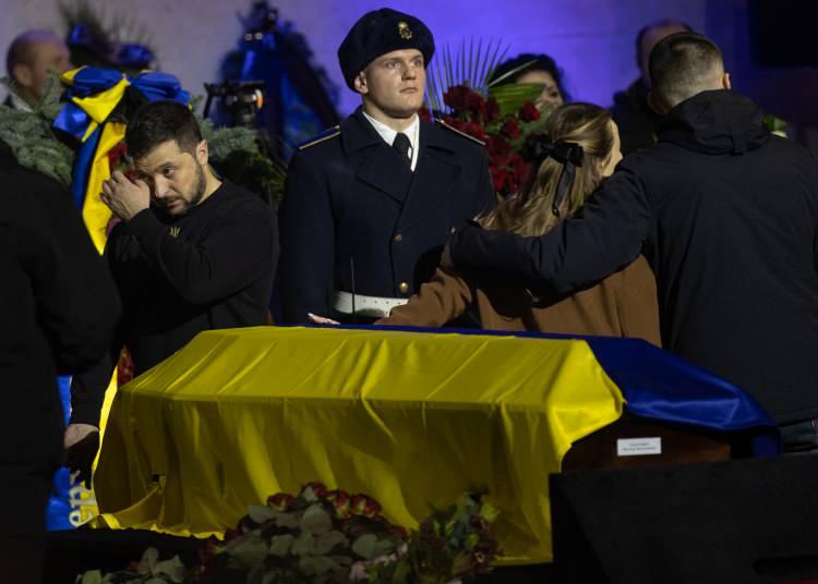 <p>Başkent Kiev'de düzenlenen cenaze törenine katılan Ukrayna Devlet Başkanı Volodimir Zelenski duygusal anlar yaşadı.</p>
