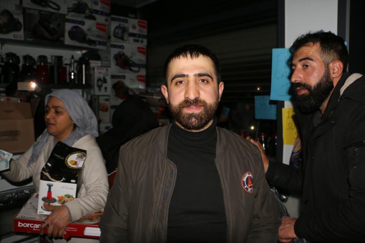 <div>“KİMİ AYAKLAR ALTINDA EZİLDİ, KİMİSİ DE İÇERIDE BAYILDI”</div>

<div> </div>

<div>Mahallelinin dağılması için elektriklerin kesildiğini ve bunun çözüm olmadığını söyleyen Aslı Uğurcan ise şunları kaydetti:</div>
