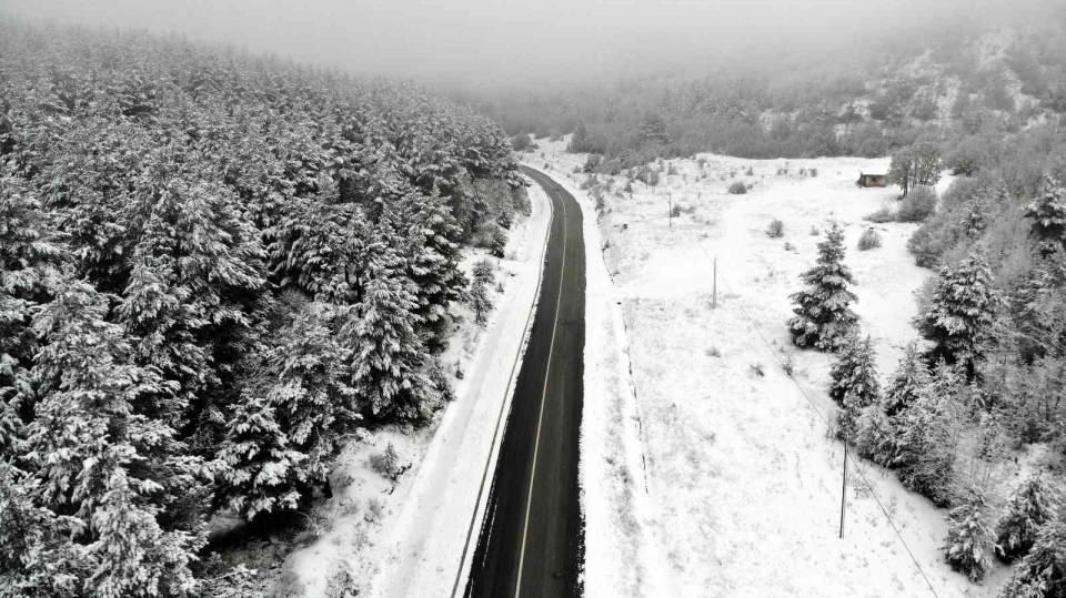 <p><strong>Kar yağışı neden önemli, havayı nasıl temizliyor?</strong></p>

<p>Kar yağışının birçok anlamda önemini vurgulayan Dr. Bozyurt, karın havayı nasıl temizlediğini de şöyle anlatıyor:</p>

<p>“Kar yağışının içinde maddeler var. Bunlardan biri de amonyak. Havadaki amonyak toprağa iniyor ve toprakta birtakım bakteri ve mikroorganizmalarla tepkimeye giriyor. Toprak için çok yararlı bir madde haline geliyor. Özellikle bitkiler için son derece önemli oluyor.</p>

<p> </p>
