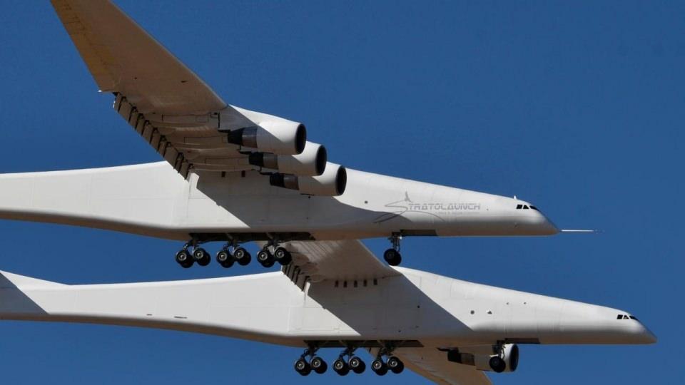 <p>Bir Amerikan futbol sahasından daha uzun olan 117 metrelik kanat açıklığına sahip Stratolaunch Roc, altı adet Boeing 747 motorundan güç alıyor.</p>

<p> </p>
