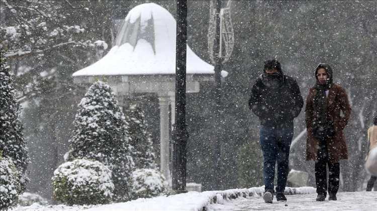 <p>3 gün boyunca lodos ile havalar ısınacak. 24 Ocak'a kadar devam. Sonra havalar soğumaya başlayacak. Ay sonu gücü ve etki alanı henüz netleşmeyen bir karlı sistem var. Takibini hep beraber yapacağız..." ifadelerini kullanmıştı.</p>

<p> </p>
