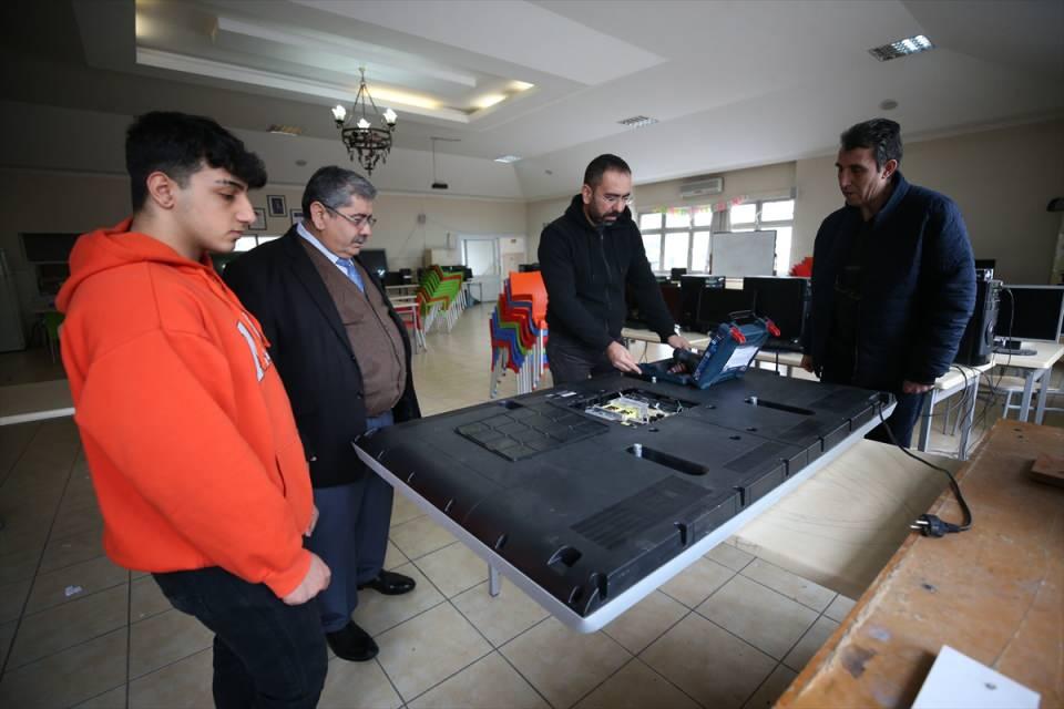 <p>Ürettikleri makine, masa, sıra gibi ürünleri Türkiye'nin çeşitli illerine sattıklarını belirten Yıldırım, şöyle devam etti:</p>
<p>"Geçen yıl 11 CNC lazer, 4 CNC ahşap ve 6 CNC plazma kesme makinesinin yanı sıra kızak açma makinesinin üretimini yapıp Türkiye'nin çeşitli illerine teslim ettik.</p>