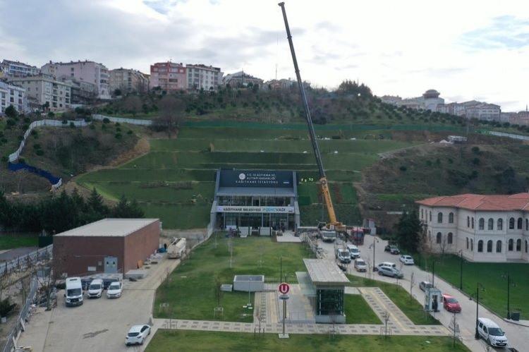 <p>*İlk defa yerli ve milli imkanlarla, Ulaştırma ve Altyapı Bakanlığı'nca desteklenen bir proje ile Aselsan tarafından geliştirilen sinyalizasyon sistemi metro hattımızda kullanıldı.</p>
