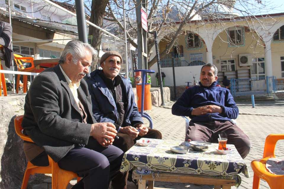 <p>Geçtiğimiz kış aylarında 3 metreyi aşan kar yağışı ile bilinen Elazığ’ın Arıcak ilçesinde vatandaşlar yazdan kalma havanın tadını çıkarıyor.</p>