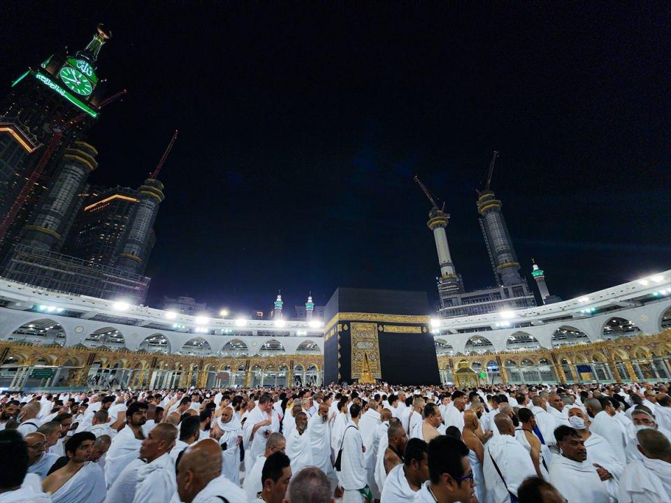 <p>Suudi Arabistan’ın Mekke kentinde yer alan Mescid-i Haram, Müslümanların kıblesi ve en kutsal mabedi olarak kabul ediliyor. </p>

<p> </p>
