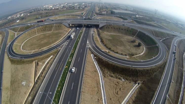 <p>İSTANBUL-İZMİR OTOYOLU: İstanbul-İzmir Otoyolu ekonomiye 8.9 milyar dolar GSYH, 18.7 milyar dolar üretim, 1.6 milyar dolar ihracat, 476.9 milyon dolar vergi geliri ve yıllık ortalama 28.9 bin kişi istihdam faydası sağladı. Toplumsal refaha toplam 7 milyar dolarlık tasarruf katkısında bulundu.</p>