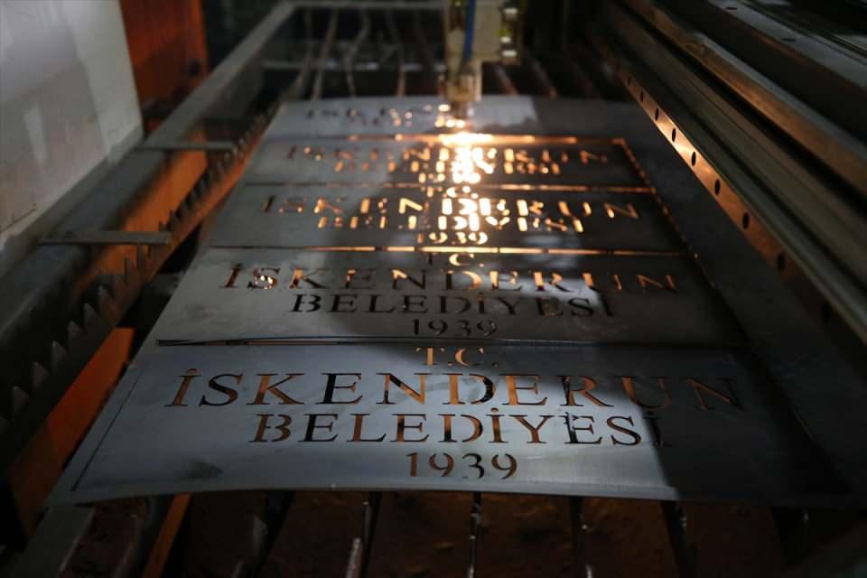 <p>Atölyelerdeki üretimle hem öğrencilerin meslek öğrendiğini hem de kazanç sağladığını aktaran Öz, "Öğrenciler, oldukça iyi kazanç sağlıyorlar. </p>