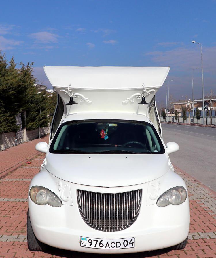 <p>Kayseri'de elektrik otomasyon işi yapan Hakan Maraşlı (47), Kazakistan'a iş seyahati için gittiği sırada gördüğü ve çok beğendiği <strong>'Külkedisi arabası'</strong>na benzeyen otomobiliyle yaklaşık 6 bin kilometre mesafe katederek memleketi Kayseri'ye geldi.</p>
