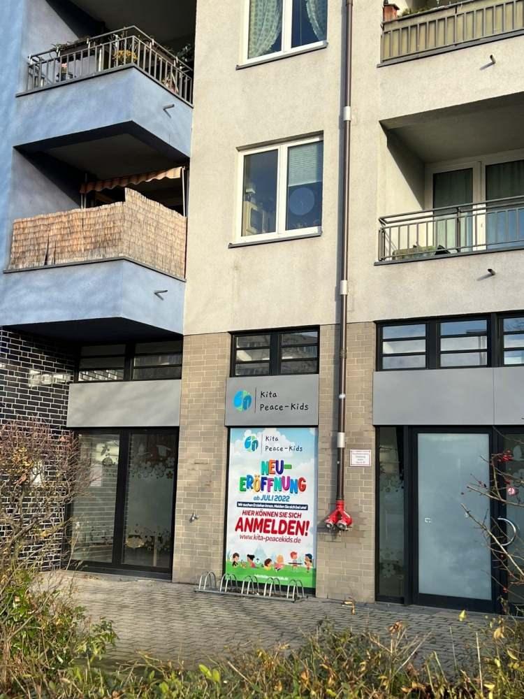 <p><strong>TÜRKİYE'Yİ ZORDA BIRAKMAK İÇİN ÇALIŞIYOR</strong></p>
<p>Türkiye'den yasa dışı yollarla firar eden örgüt mensupları Berlin'deki Diyalog ve Eğitim Vakfı'nın desteğiyle önce güvenli evlere yerleştirilirken, daha sonra da firari isimlere vakfın anlaşmalı olduğu içinde avukatların bulunduğu özel bir ekip tarafından Alman makamlarına yapılacak siyasi iltica taleplerine tercümanlık ve hukuki destek veriliyor.</p>