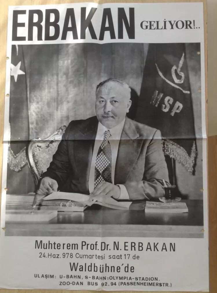 <p>Necmettin Erbakan, Berlin Waldbühne'de konuşmaya gidiyor - 1978</p>

<p> </p>
