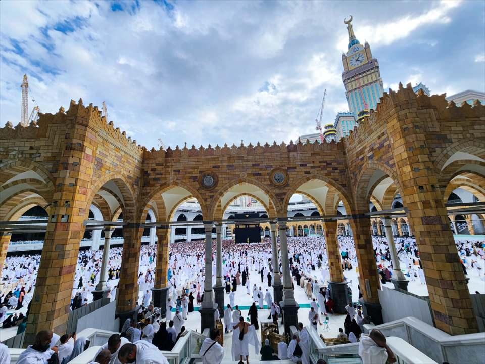 <p>Mescid-i Haram ve içinde yer alan Kabe, Hz. İbrahim ve Hz. İsmail'den sonra çeşitli dönemlerde kısmen ya da bütünüyle yeniden inşa edilmiş ve günümüzdeki haline ulaşmıştır. </p>