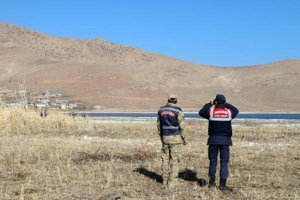 <p>İl Jandarma Komutanlığı Çevre Doğa ve Hayvanları Koruma Timi, Jandarma Asayiş Timleri, Gevaş İlçe Jandarma Komutanlığı’na bağlı Yoldöndü Jandarma Karakol Komutanlığı ile Van Doğa Koruma ve Milli Parklar Müdürlüğü ekipleri, ötücü kuğuların konakladıkları Gevaş ilçesine bağlı Göründü Mahallesi'ndeki sazlık alanda avcılara karşı sıkı denetimlerde bulunuyor. </p>
