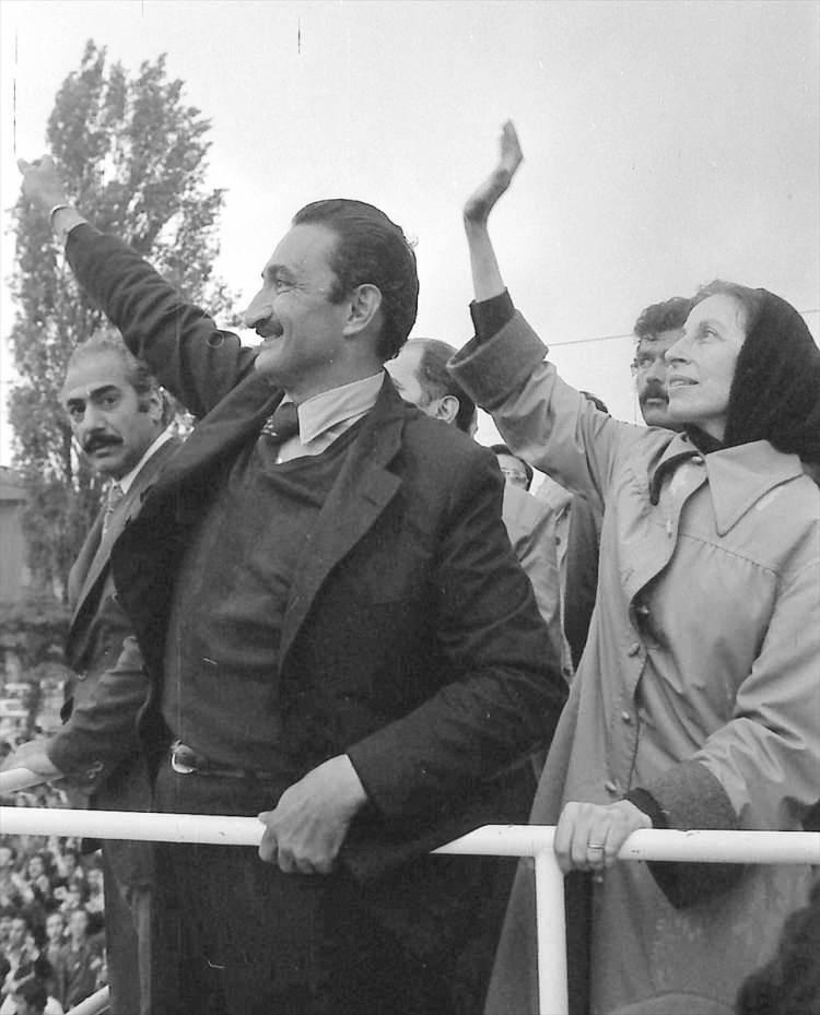 <p>12 Eylül askeri darbesi döneminde derneği kapatmak zorunda kalan Rahşan Ecevit, 1986'da Bülent Ecevit'in siyasi yasaklı olduğu dönemde Demokratik Sol Parti'yi (DSP) kurdu ve partinin genel başkanı oldu.</p>

<p> </p>
