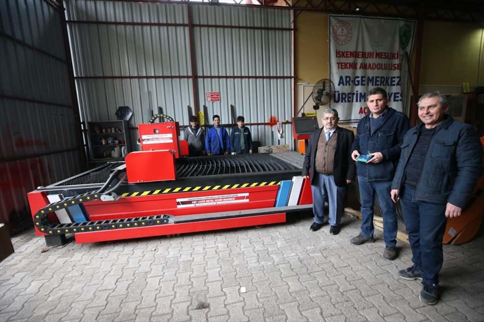 <p>Atölyelerde 30 öğretmen ve 60 öğrenciyle gerçekleştirilen üretimlerle 2021'de 5 milyon 570 bin lira ciro elde eden meslek lisesi, geçen yılı da 11 milyon 100 bin lira ciroyla tamamladı.</p>
<p> </p>
