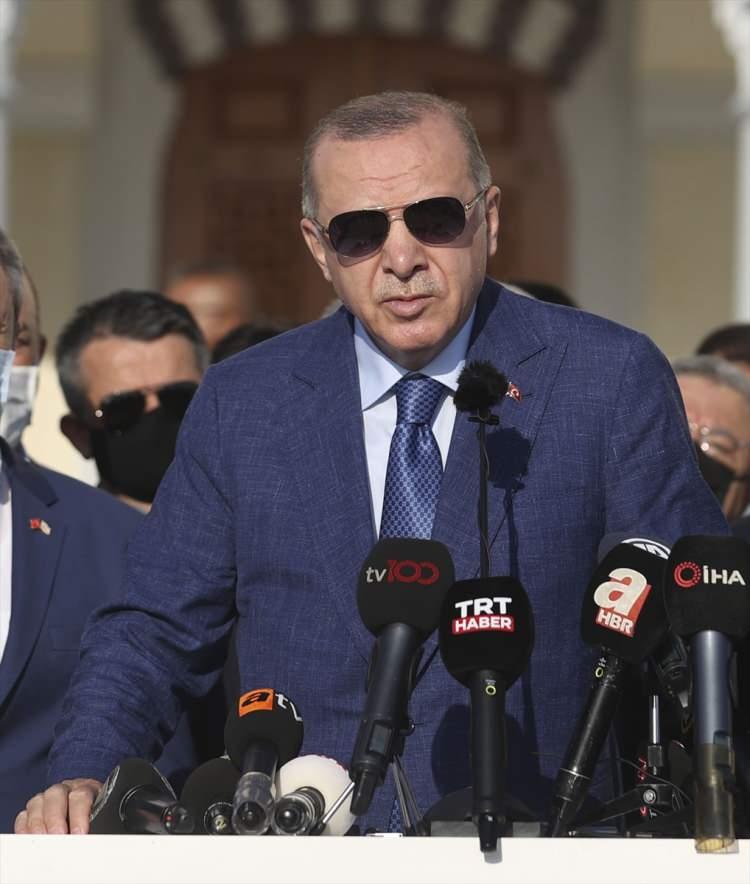 <p>Haberin devamında ise yazar, Başkan Recep Tayyip Erdoğan'ın ve Milli Savunma Bakanı Hulusi Akar'ın "Bir gece ansızın gelebiliriz" sözlerinin boş sözler olmadığını ifade ederek "Bir saat içinde gelebilirler" ifadelerine yer verdi.</p>