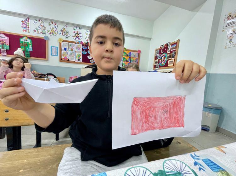 <p>"Bizi çok güzel ağırladılar"</p>

<p> </p>

<p> Hamza Albayrak, hayalinin gerçeğe dönüşmesinden mutluluk duyduğunu söyledi. Albayrak, mektubu babasıyla sahilde yürürken gördüğü geminin ilgisini çekmesi üzerine yazmaya karar verdiğini anlattı.</p>
