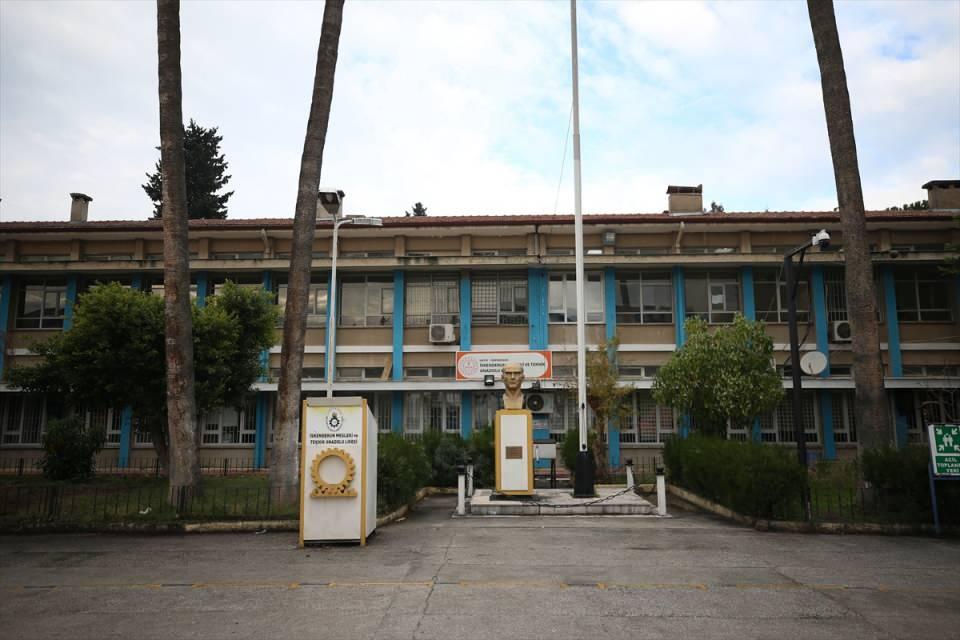 <p><strong>- "Üretimin amacı öğrencilerimize teknolojiyi ve yeni gelişmeleri öğretmek"</strong></p>
<p>Elektrik Elektronik Alan Şefi ve AR-GE Sorumlusu Ersin Öz, özel sektöre göre daha uygun maliyetlerle üretim yaptıklarını söyledi.</p>
<p> </p>