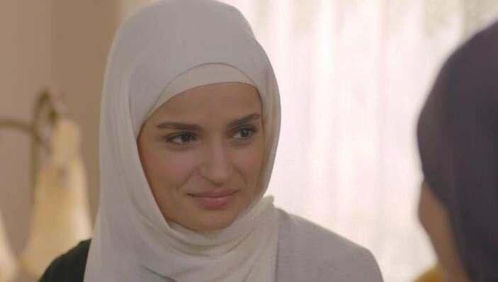 <p><span style="color:#8B4513"><strong>Huzur Sokağı, Acı Hayat, Adanalı, Lise Defteri gibi unutulmaz dizilerin oyuncusu Selin Demiratar aynı zamanda Miss Globe Güzellik Yarışması'nda Türkiye birincisi seçilmiştir. Tescilli güzel kariyeri boyunca birçok başarılı yapımda rol almıştı.</strong></span></p>