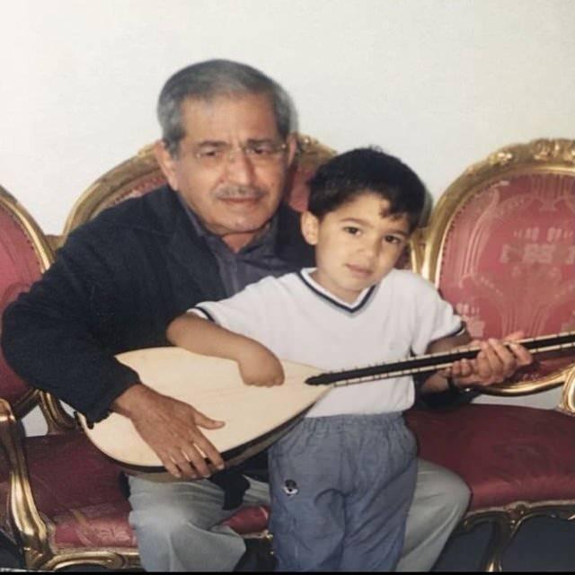 <p><span style="color:#2F4F4F"><strong>Son 10 yılda, ünlüler için belgesel niteliğinde çekilen filmler beyaz perdeye damga vurdu. Bu listeye, dünyanın en büyük üç ozanı arasında gösterilen Aşık Mahzuni Şerif de eklendi. Önümüzdeki aylarda sinemaseverlerle buluşacak olan Aşık Mahzuni Şerif'in filmi için Almanya'da bulunan yapım ve dağıtım şirketi AF Media’nın sahibi Ali Fidan ile el sıkışıldı. Öte yandan filmin sernayosunu </strong></span><span style="color:#000080"><strong>'Cep Herkülü: Naim Süleymanoğlu'</strong></span><span style="color:#2F4F4F"><strong>nun senaristi Barış Pirhasan'ın yazacağı öğrenildi. </strong></span></p>