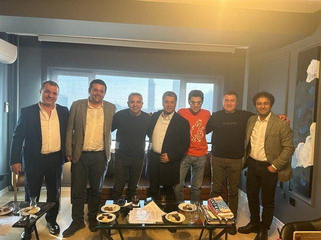 <p><span style="color:#2F4F4F"><strong>Aşık Mahzuni Şerif'in hayatının film olması için bizzat kendi ailesinin talepte bulunduğu öğrenildi. Ali Fidan ile Yiğit Mahzuni, Âşık Mahzuni Şerif, geçtiğimiz günlerde telif hakları konusunda Almanya'da anlaşma imzalayarak ünlü halk ozanının hayatının izleyicilere sunulması adına anlaştı. </strong></span></p>
<p> </p>
