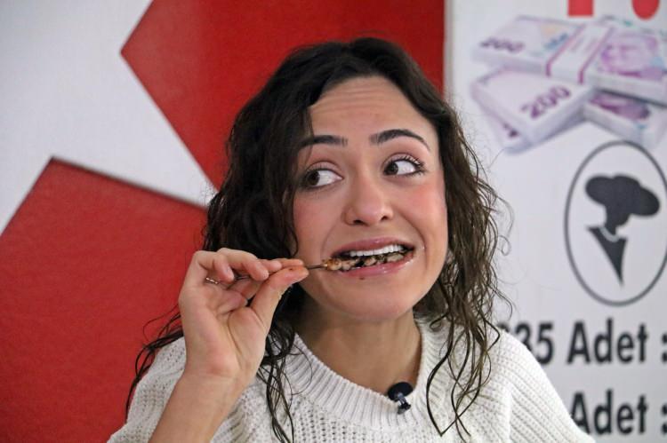 <p>Ay, ‘Bu kadar çöp şiş yemek için aslan olmak gerekiyor’ diye konuşurken, restoran sahibi ise yarışmacının hızlı yiyişinden dolayı eti yetiştirmekte zorlandıklarını belirterek, ‘mutfaktaki dumanlardan usta görünmüyordu’ dedi.</p>