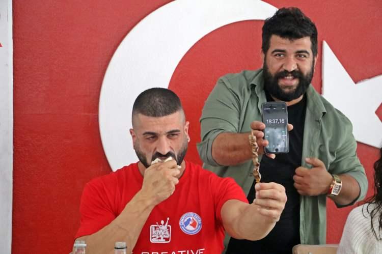 <p><strong>“Mutfakta şişleri yapan ustayı dumandan göremedim”</strong></p>

<p>İşletme sahibi İlyas Demir de, “550 yiyebileceğini düşünmüyordum. Mutfakta şişleri yapan ustayı dumandan göremedim. İlk defa ızgaranın bir insana yetişemediğini gördüm. İnanılmaz bir rekor. Kendisine 10 bin lira ve tam altın hediye ettik ” ifadelerini kullandı.</p>
