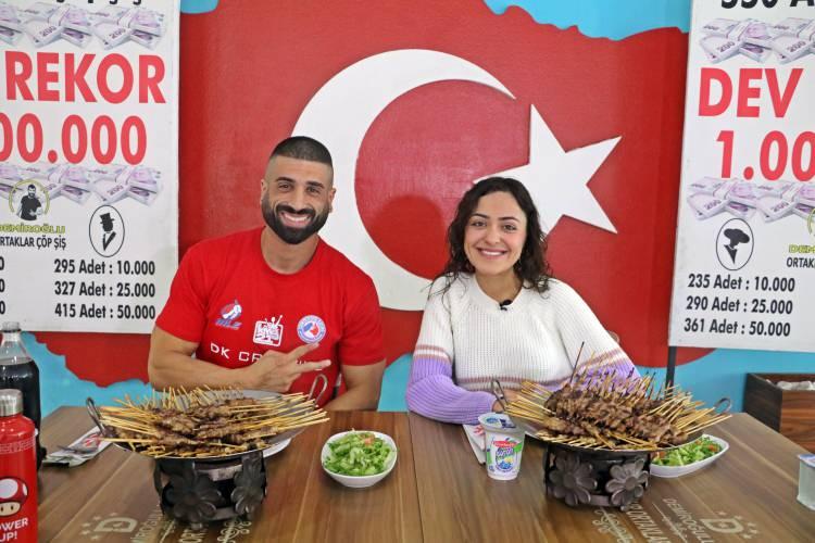 <p>Muratpaşa ilçesinde bir restoranda düzenlenen çöp şiş yarışmasına 33 yaşındaki Avustralyalı James Webb adlı turist damga vurdu. </p>