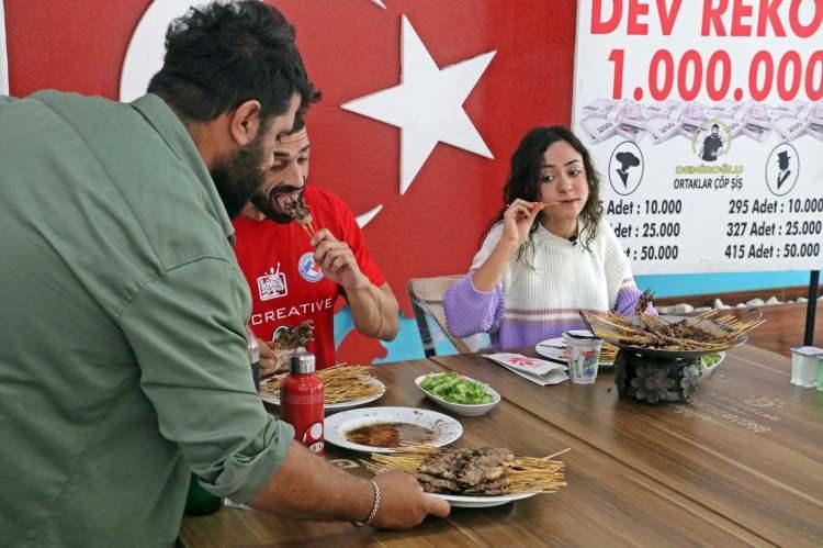 <p>Bir süre sonra onu izlemek keyif verici oldu. Bu kadar çöp şişi yemek için aslan olmak gerekiyor diye düşünüyordum. Çok hızlı yedi. 18 dakikada 550 çöp şişi başka insanın yiyebileceğini sanmıyorum” diye konuştu.</p>
