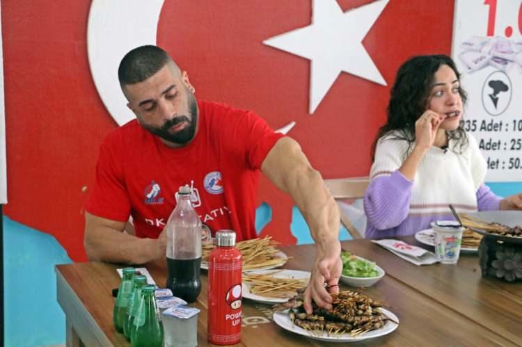 <p>Webb ile daha önce 46 dakikada 315 çöp şiş yiyerek rekor kıran Ceren Yılmaz Ay, 10 bin lira ödül ve tam altın için yarıştı. Yarışmanın başlamasından 4 dakika sonrası rakibinin 200 çöp şiş yediğini gören Ceren, bir süre sonra yemeği bırakıp onu izlemeye başladı.</p>
