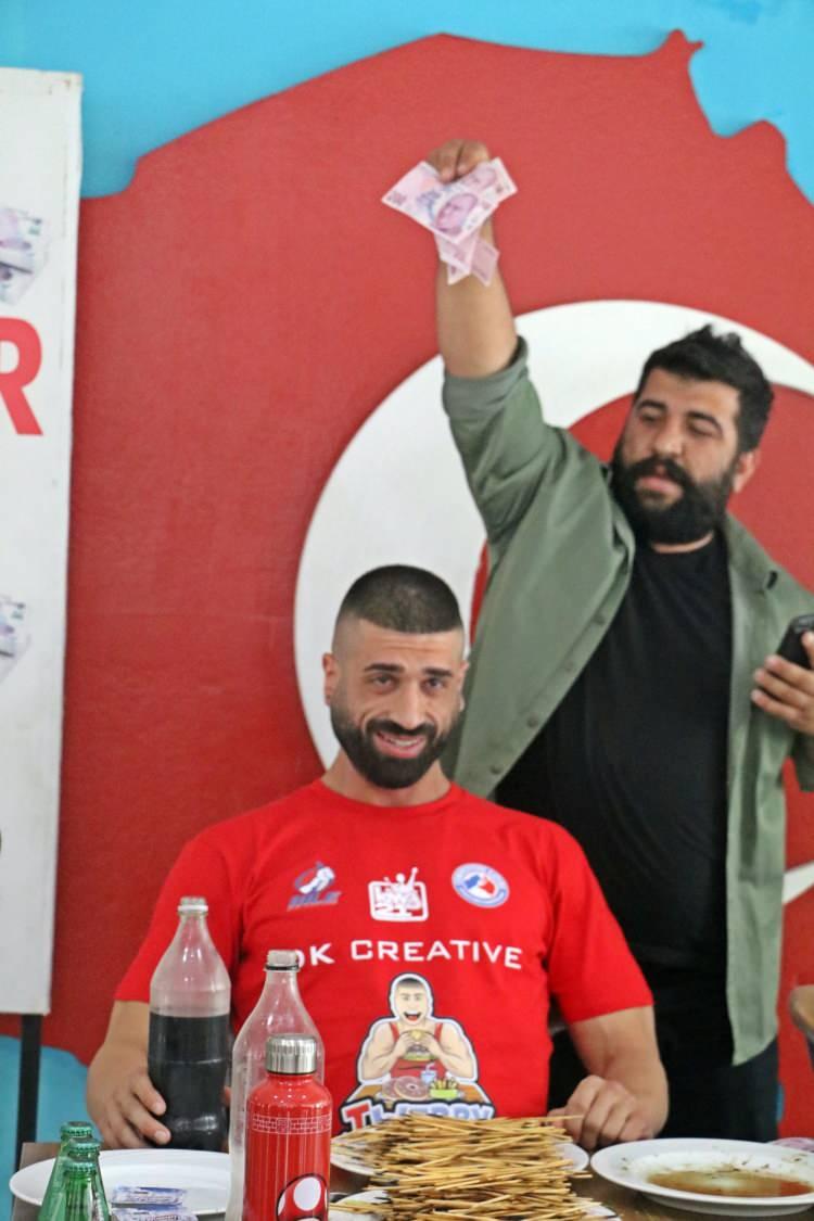 <p><strong>“4 kilo aldım”</strong></p>
<p>James Webb, 550 adet çöp şiş, 2 lavaş, 1,5 litre kola ve salata yediğini ve kendini iyi hissettiğini söyledi. İlk kez çöp şiş yediğini belirten Webb, kırdığı rekor sonrası aldığı parayla baklava alacağını söyledi. Yarışmaya 86 kiloyla başladığını aktaran Webb, çöp şişleri yedikten sonra 90 kilo olduğunu belirtti.</p>