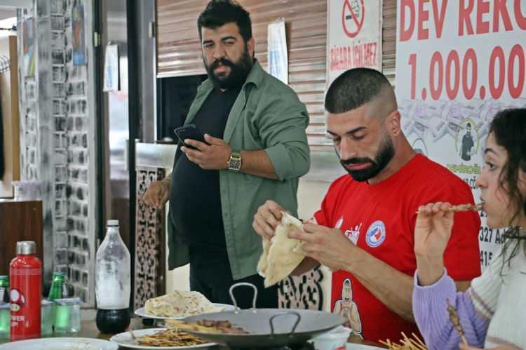 <p><strong>Restoran sahibi ile rakibi şaşkınlık içerisinde onu izledi</strong></p>

<p>18 dakika 37 saniyede toplam 550 çöp şiş, 2 lavaş ve salata yiyen James Webb, 1,5 litre de kola içti. Webb'in durdurulamaz iştahı ve hızı, hem restoran sahibini hem de rakibi Ceren Yılmaz Ay’ı şaşkınlık içerisinde bıraktı. Webb’e işletme sahibi tarafından 10 bin lira para ödül ile tam altın verildi.</p>
