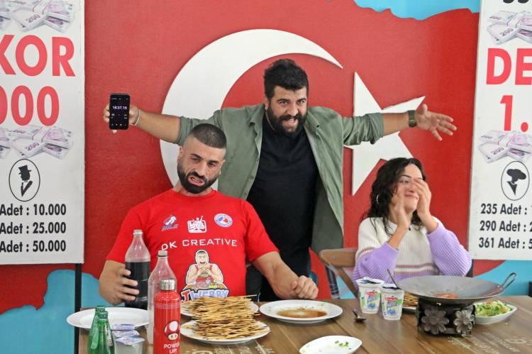 <p><strong>“Bu kadar eti yemek için aslan olmak gerekiyor”</strong></p>
<p>Daha önce çöp şişte rekorlar kıran Ceren Yılmaz Ay ise, rakibinin iştahı karşısında şaşkınlığını gizleyemediğini ifade etti. Ay, “550 çöp şiş yenmez diyordum ama gözlerimle görmüş oldum. </p>