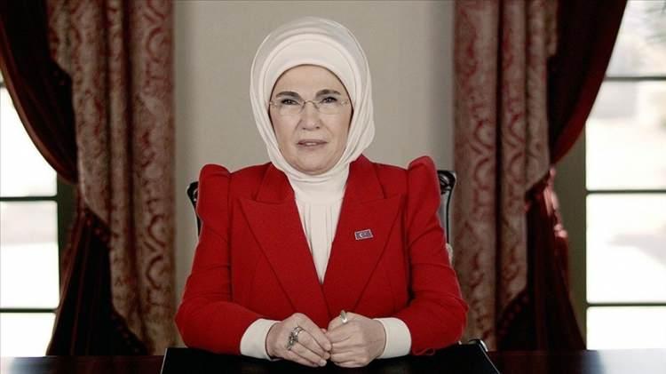 <p><span style="color:#FF0000"><strong>"EMİNE ERDOĞAN ÇOK ÖZEL BİR HANIMEFENDİ"</strong></span></p>
<p><span style="color:#000000"><strong>Yunus Emre'nin felsefesiyle hayata bakış açısının değiştiğine dikkat çeken usta sanatçı, Cumhurbaşkanı Recep Tayyip Erdoğan'ın eşi Emine Erdoğan'ın da çok özel bir insan olduğunu vurguladı. Emine Erdoğan'a övgüler yağdıran Algan, şu ifadeleri kullandı:</strong></span></p>
<p><span style="color:#000000"><strong>"Bu toprakların en önemli değerlerinden biridir Yunus, böyle ilgi görmesi de beni mutlu ediyor. Yunus Emre şarkılarım bu kadar ilgi gördükten sonra dünya çocukları için UNICEF ile çalıştım uzun bir süre. Hatta 70'lerde Fransa'da para kazanırken Türk çocukları için para temin edemiyorduk. Türk UNICEF'i yoktu. Türk UNICEF'i kuruldu ve çok güzel çalışmalar yaptı. Emine Erdoğan hanımefendi bu konuda çok büyük destek oldu. </strong></span></p>