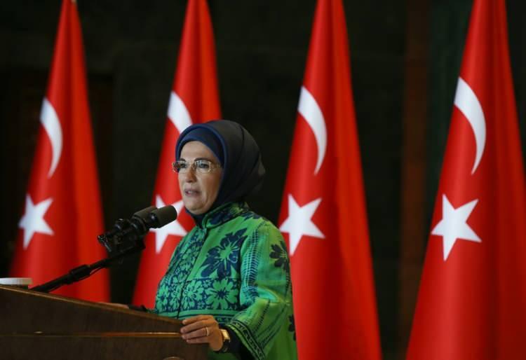 <p><span style="color:#000000"><strong>Cumhurbaşkanlığı Kültür Sanat Büyük Ödülü'nü aldığım gün Emine Hanım'ın yanına gidip, teşekkür etmek istedim ama yürümekte zorlandığım için ödülümü almaya gidemedim. Emine Hanım ile birlikte çocuklarımız için çok çalıştık.</strong></span></p>