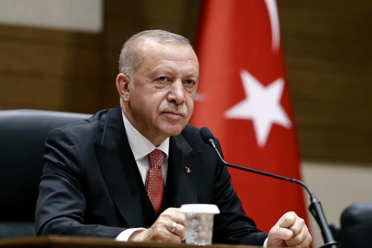 <p><span style="color:#FF0000"><strong>"BAŞKAN ERDOĞAN TİYATROYLA İLGİLİ SORUNLARIMIZDA BİZE HEP YARDIMCI OLDU"</strong></span></p>
<p><span style="color:#000000"><strong>Son olarak Cumhurbaşkanı Recep Tayyip Erdoğan'ın sanata olan desteğini de ifade etmeyi ihmal etmeyen Algan, "Cumhurbaşkanımızla geçmişten gelen bir tanışıklığınız var değil mi?" sorusu karşısında şöyle konuştu:</strong></span></p>
<p><span style="color:#000000"><strong>"İstanbul Büyükşehir Belediye Başkanlığı yaptığı dönemde ben de Kenan Işık ile birlikte Şehir Tiyatroları'nda yöneticiydim. O zamandan beri tanıyorum kendisini. Tiyatro için sorunlarımızı konuşurduk, bize hep yardımcı oluyordu. Hatta Ümraniye'deki tiyatroyu kurdu. Cami yapılması konuşuluyordu. </strong></span></p>