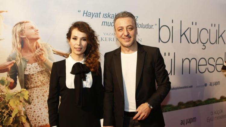<p><span style="color:#FF0000"><strong>"İLK BAKIŞTA AŞIK OLDUM"</strong></span></p>
<p><span style="color:#000000"><strong>Falay, daha önce verdiği bir röportajda eşiyle tanışma hikayesini şöyle anlatmıştı:</strong></span></p>
<p><span style="color:#000000"><strong>"1995'te tiyatroda 'Azizname'yi oynuyordum. Eşim de aynı oyunu benden önce başka versiyonunda oynamış. Nasıl oynadığımızı görmeye gelmiş. Oyuna girmeden önce onu görmüştüm. İlk bakışta aşk bende olmuştu. Bunu da çok fazla da belli etmiştim. Gel zaman, git zaman; bir baktık evlenmişiz, çocuğumuz olmuş falan."</strong></span></p>